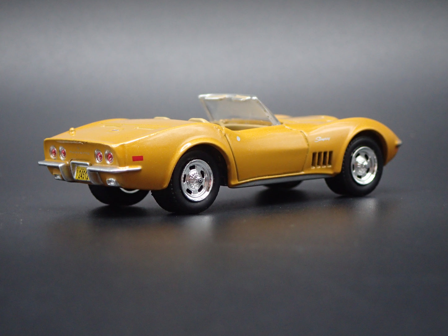 1972 72 CHEVY CHEVROLET CORVETTE CONVERTIBLE 1:64 SCALE DIORAMA DIECAST MODEL CAR