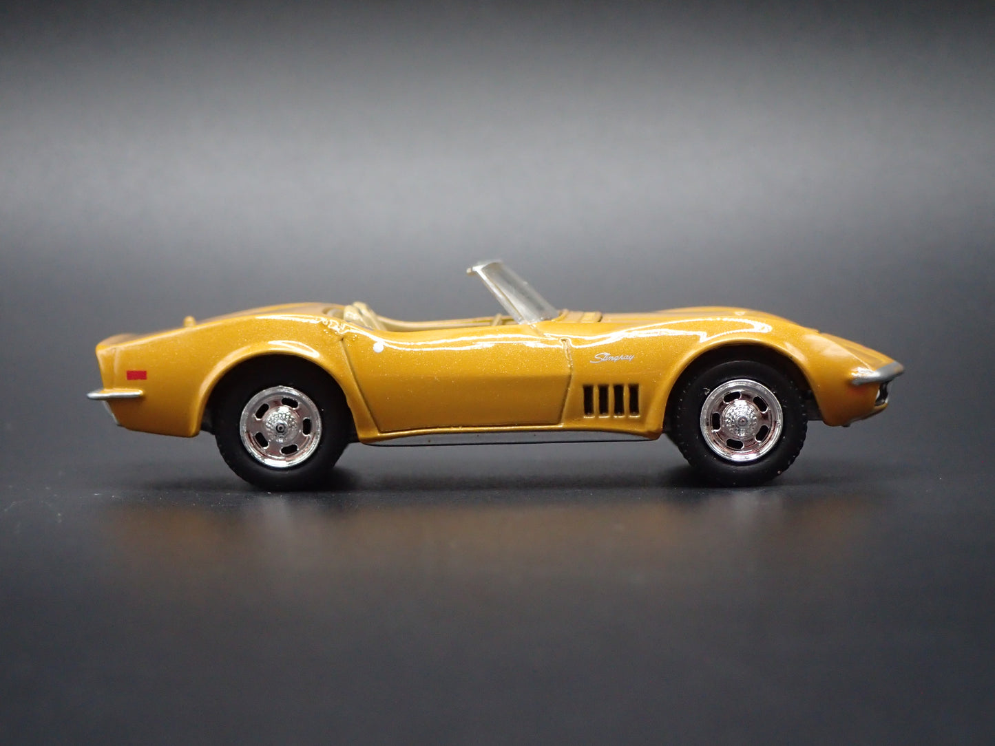 1972 72 CHEVY CHEVROLET CORVETTE CONVERTIBLE 1:64 SCALE DIORAMA DIECAST MODEL CAR