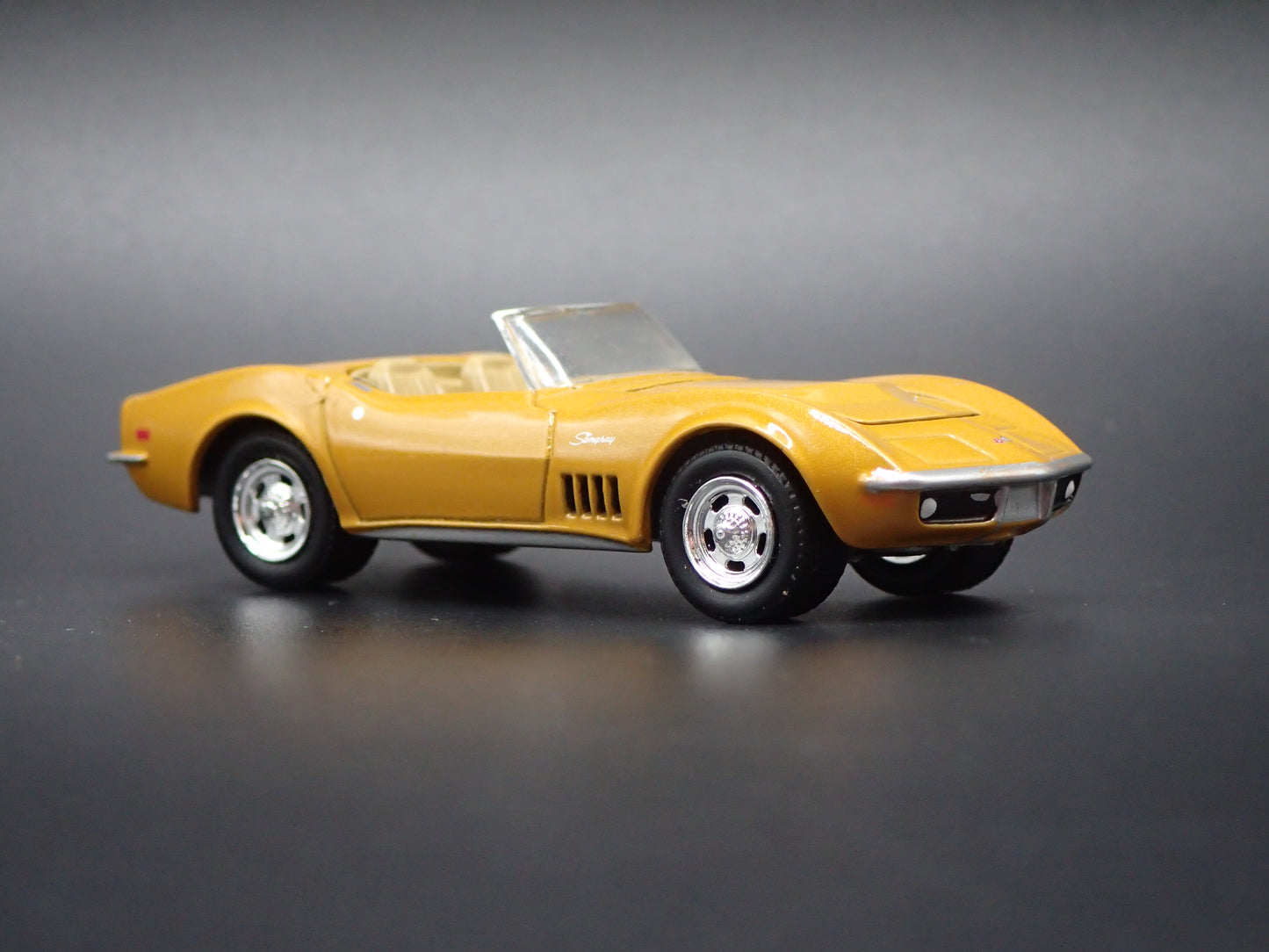 1972 72 CHEVY CHEVROLET CORVETTE CONVERTIBLE 1:64 SCALE DIORAMA DIECAST MODEL CAR