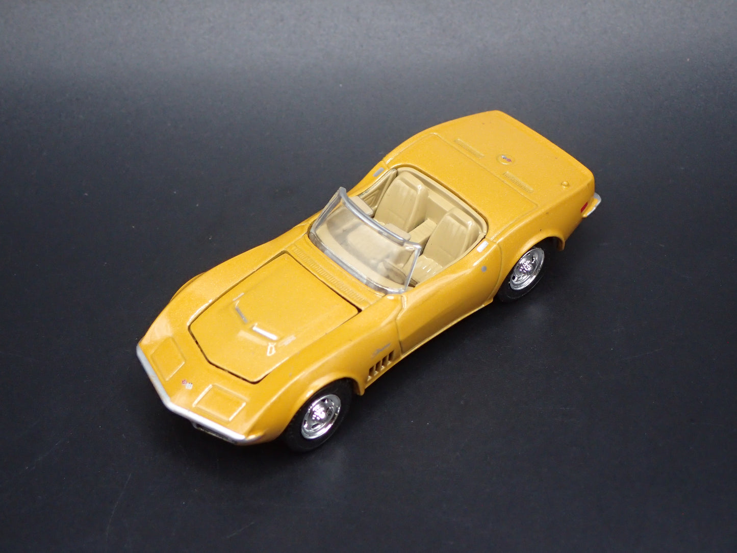 1972 72 CHEVY CHEVROLET CORVETTE CONVERTIBLE 1:64 SCALE DIORAMA DIECAST MODEL CAR