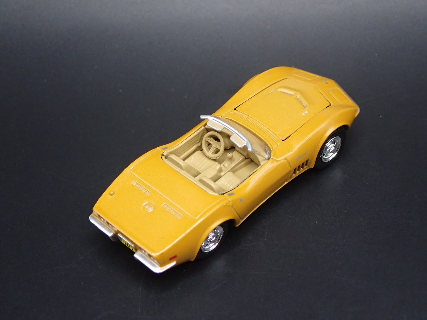 1972 72 CHEVY CHEVROLET CORVETTE CONVERTIBLE 1:64 SCALE DIORAMA DIECAST MODEL CAR