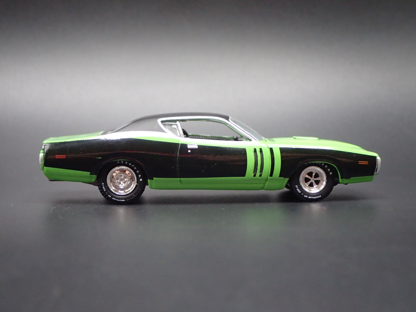 1971 71 DODGE CHARGER GREEN 1:64 SCALE COLLECTIBLE DIORAMA DIECAST MODEL CAR