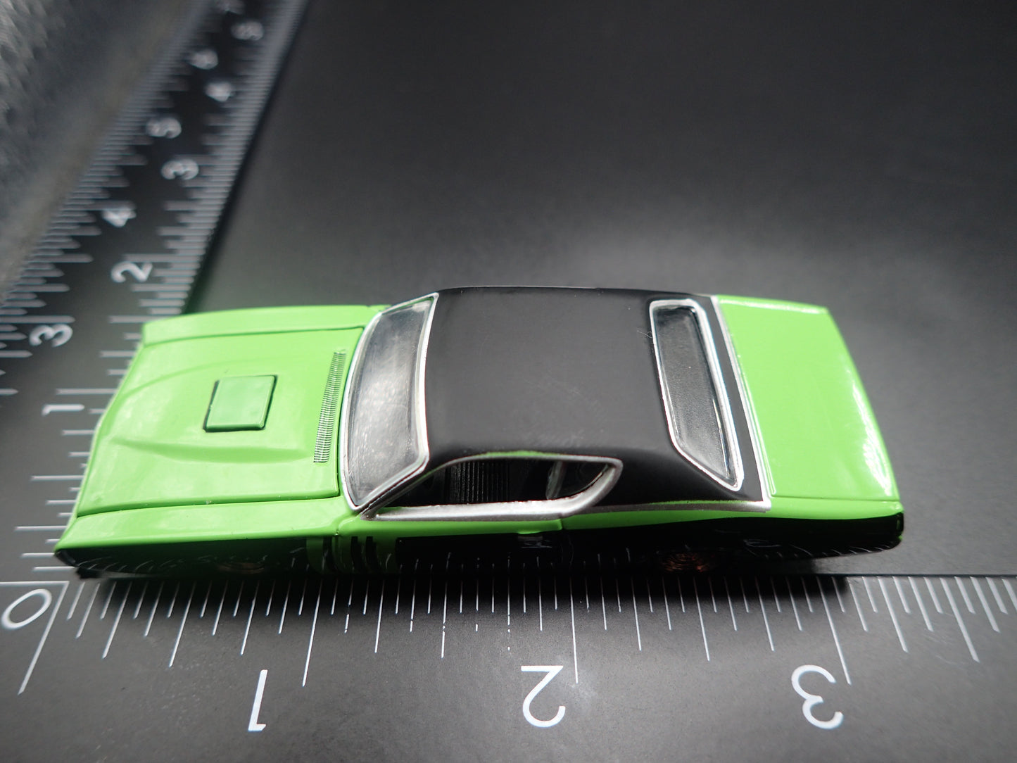 1971 71 DODGE CHARGER GREEN 1:64 SCALE COLLECTIBLE DIORAMA DIECAST MODEL CAR