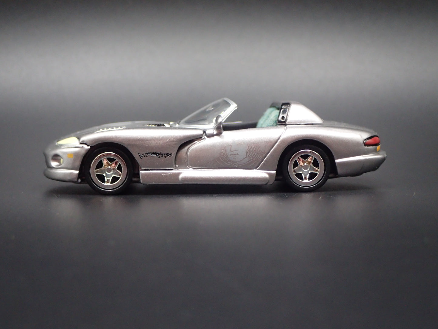 1992-1996 DODGE VIPER RT/10 SILVER 1:64 SCALE DIORAMA DIECAST MODEL CAR