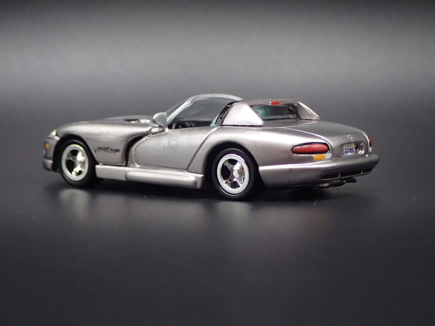 1992-1996 DODGE VIPER RT/10 SILVER 1:64 SCALE DIORAMA DIECAST MODEL CAR