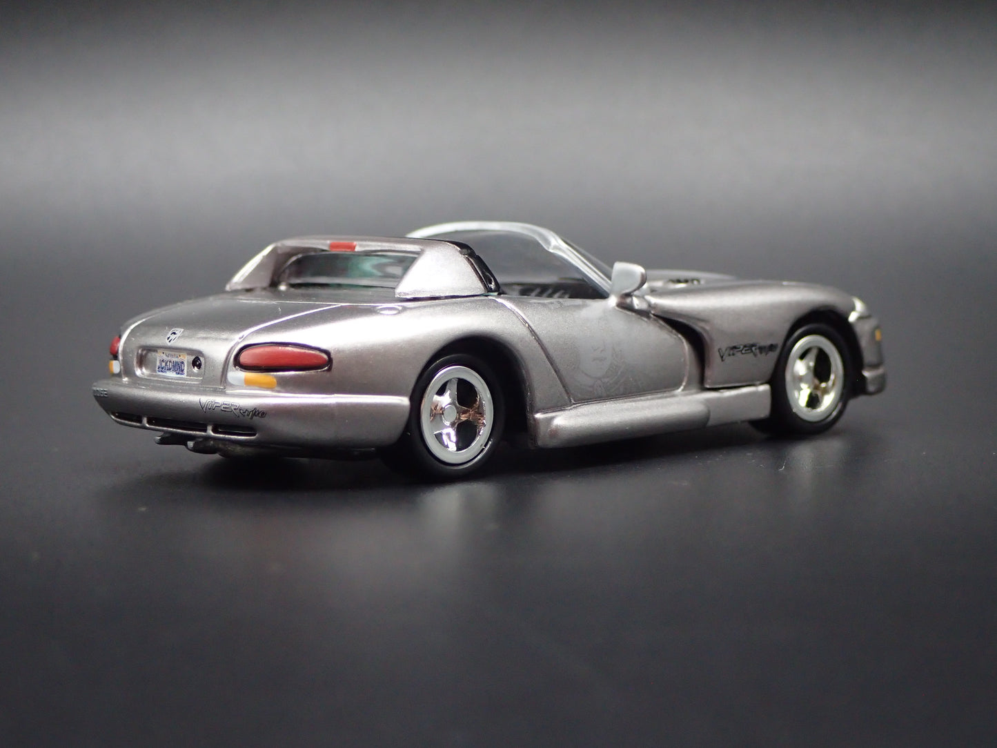 1992-1996 DODGE VIPER RT/10 SILVER 1:64 SCALE DIORAMA DIECAST MODEL CAR