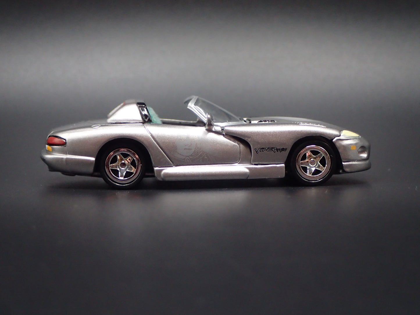 1992-1996 DODGE VIPER RT/10 SILVER 1:64 SCALE DIORAMA DIECAST MODEL CAR