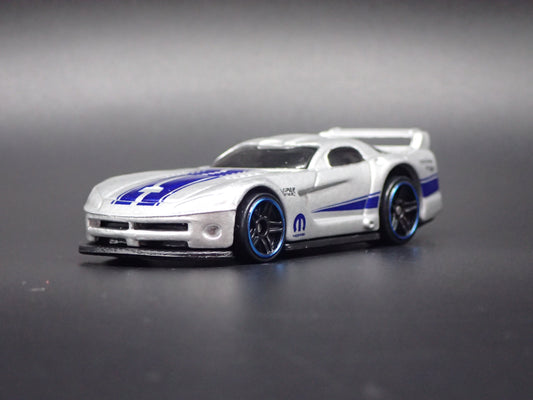 2003-2006 DODGE VIPER GTS-R SILVER 1:64 SCALE COLLECTIBLE DIECAST MODEL CAR