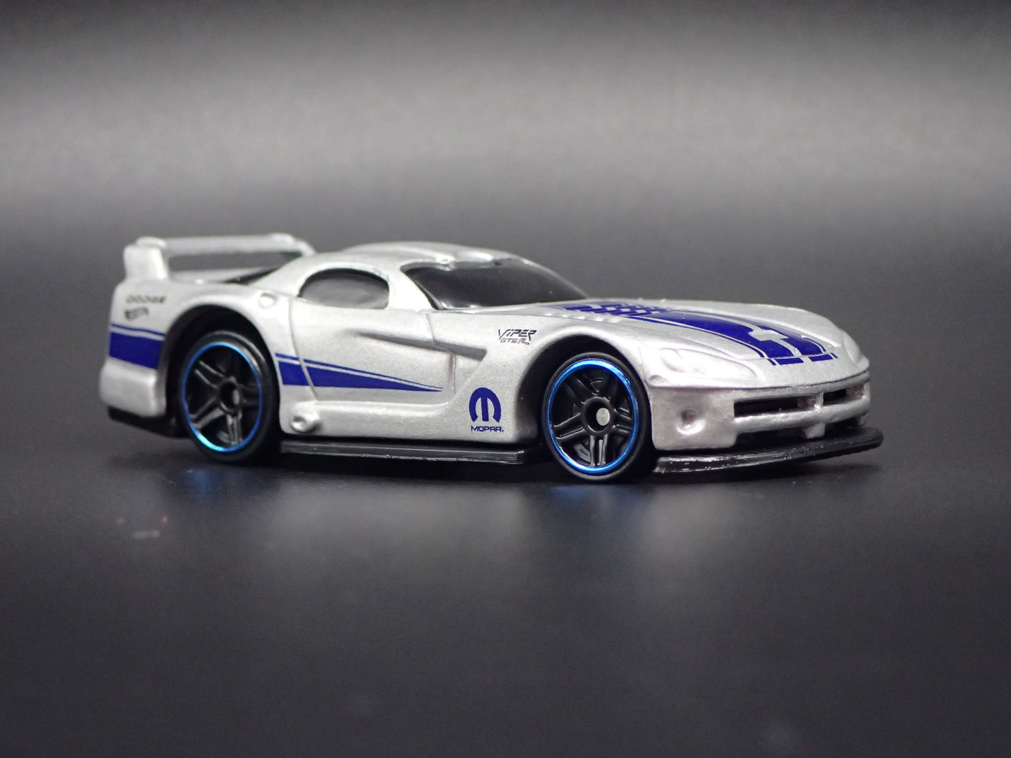 2003-2006 DODGE VIPER GTS-R SILVER 1:64 SCALE COLLECTIBLE DIECAST MODEL CAR