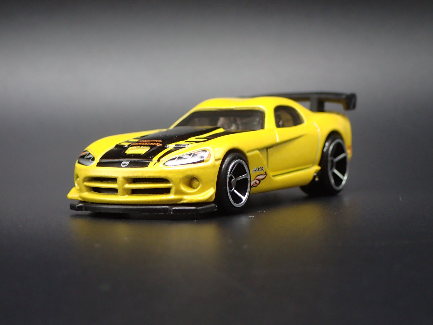 2008-2010 DODGE VIPER SRT10 ACR YELLOW 1/64 SCALE DIORAMA DIECAST MODEL CAR