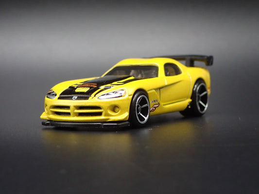 2008-2010 DODGE VIPER SRT10 ACR YELLOW 1/64 SCALE DIORAMA DIECAST MODEL CAR