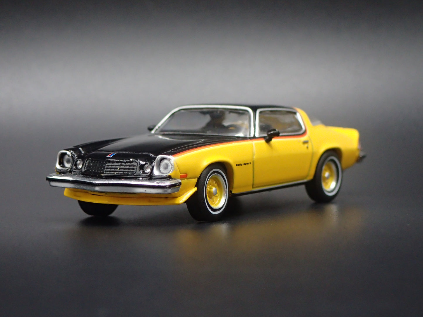 1976 76 CHEVY CHEVROLET CAMARO RS YELLOW 1/64 SCALE DIECAST MODEL CAR