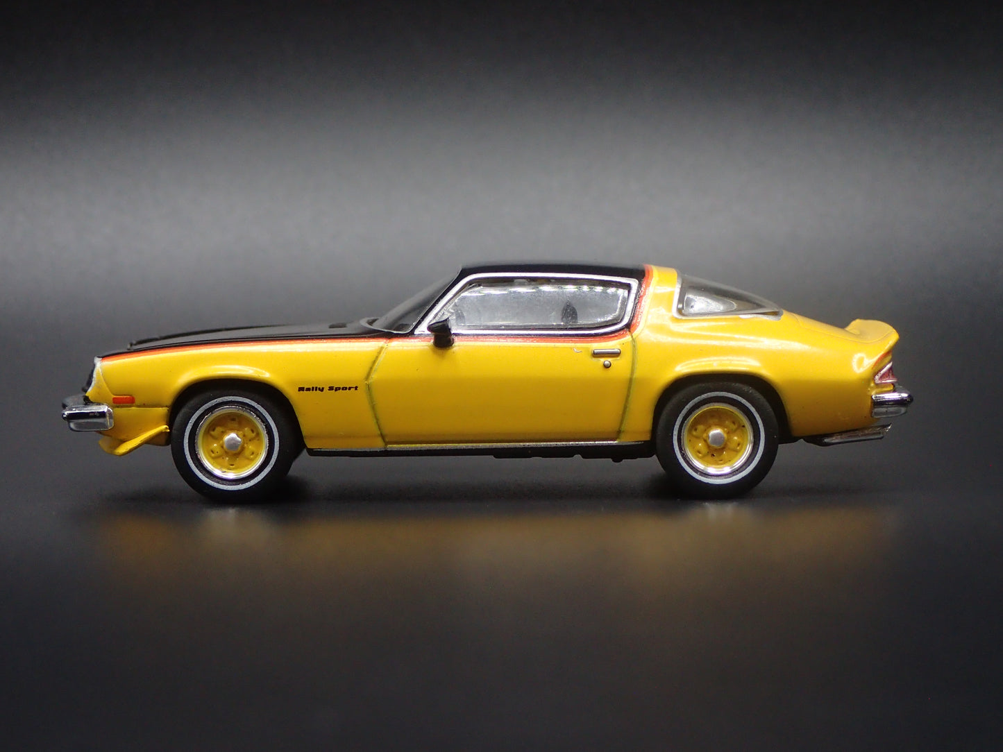1976 76 CHEVY CHEVROLET CAMARO RS YELLOW 1/64 SCALE DIECAST MODEL CAR