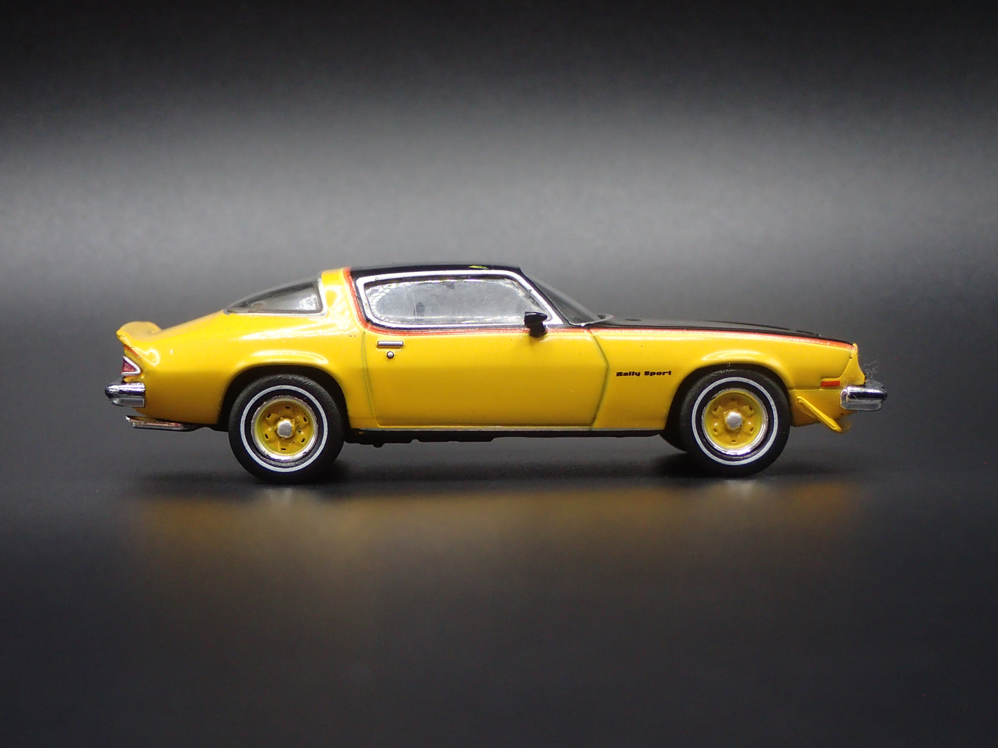 1976 76 CHEVY CHEVROLET CAMARO RS YELLOW 1/64 SCALE DIECAST MODEL CAR