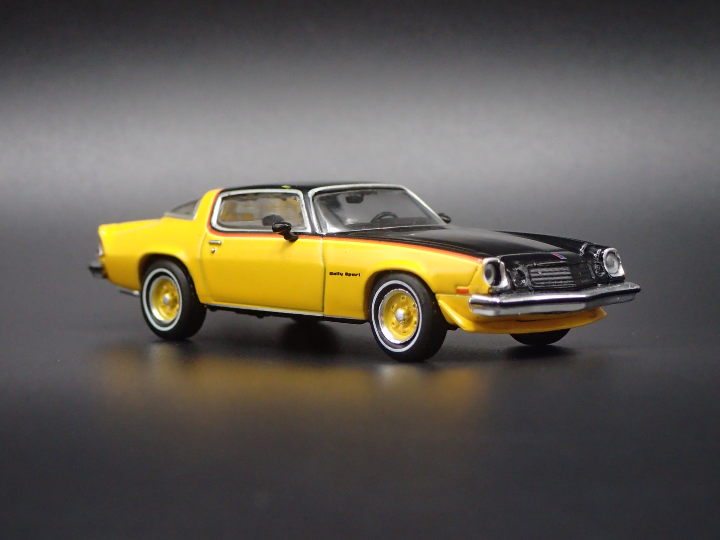 1976 76 CHEVY CHEVROLET CAMARO RS YELLOW 1/64 SCALE DIECAST MODEL CAR
