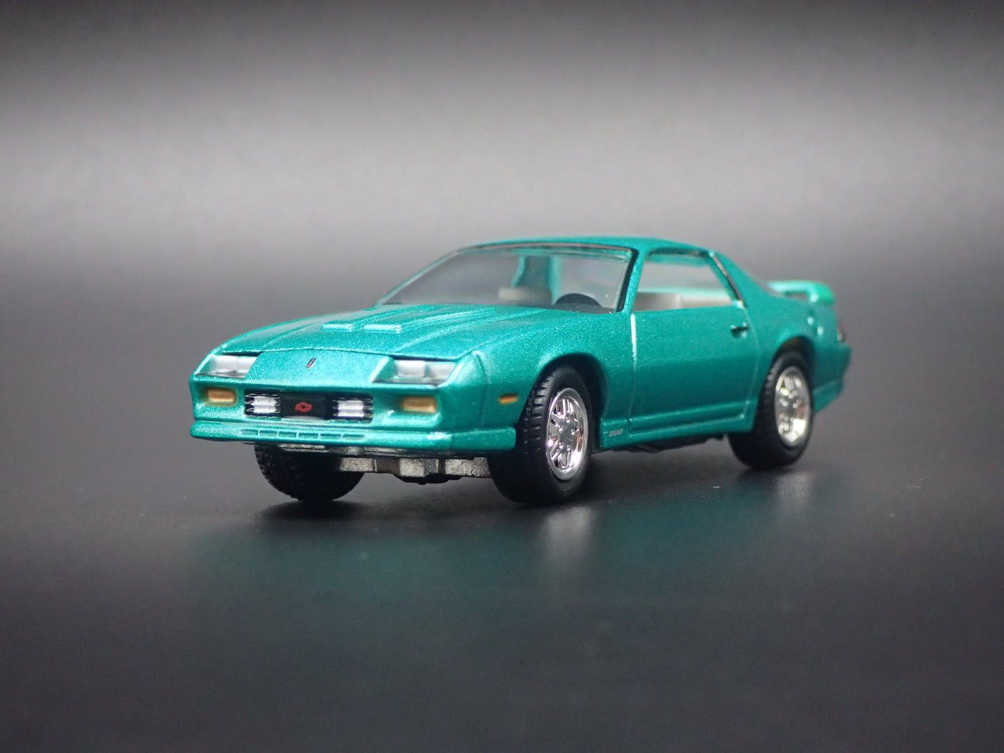 1992 92 CHEVY CHEVROLET CAMARO Z28 GREEN 1/64 SCALE DIORAMA DIECAST MODEL CAR