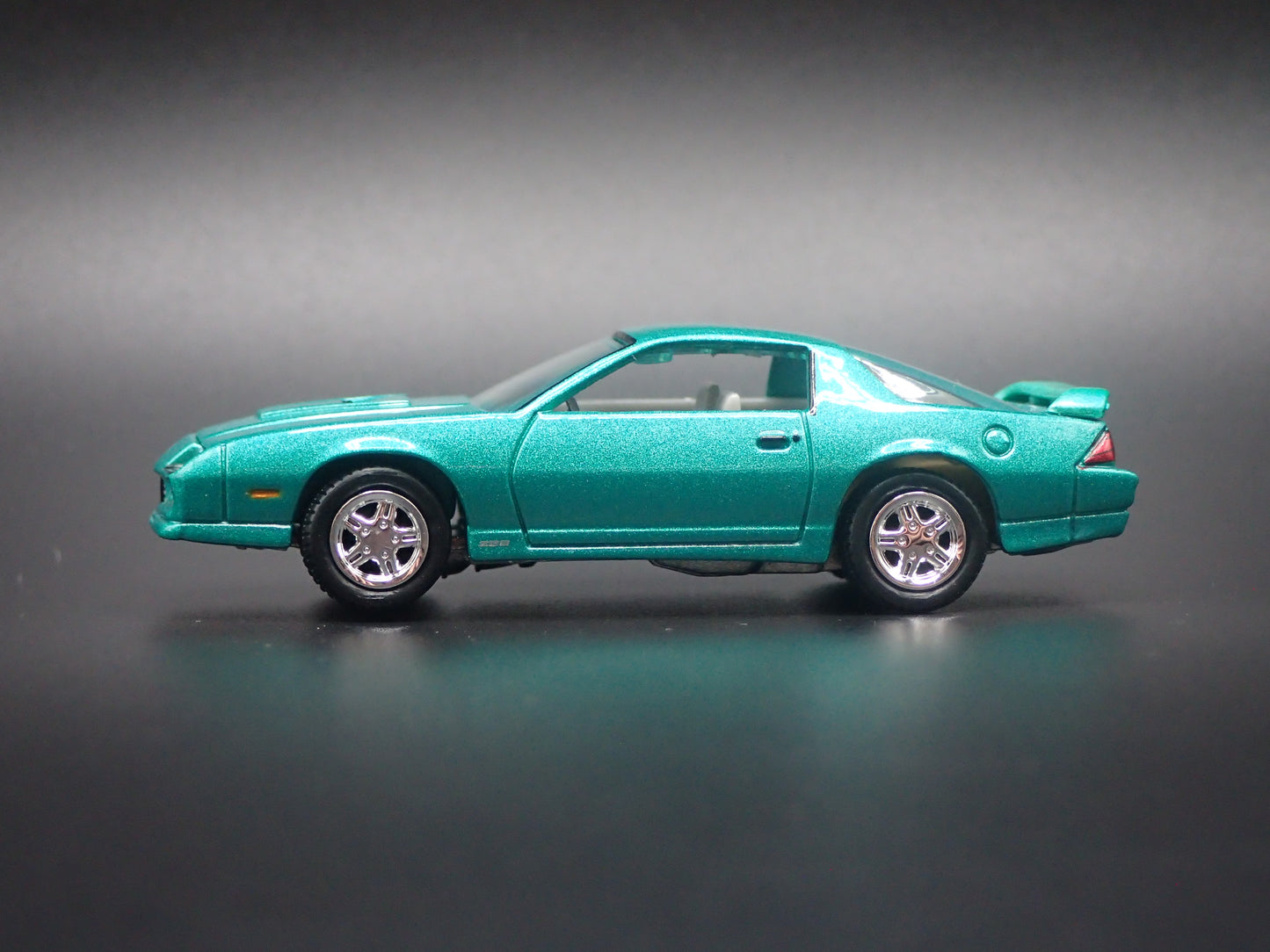 1992 92 CHEVY CHEVROLET CAMARO Z28 GREEN 1/64 SCALE DIORAMA DIECAST MODEL CAR