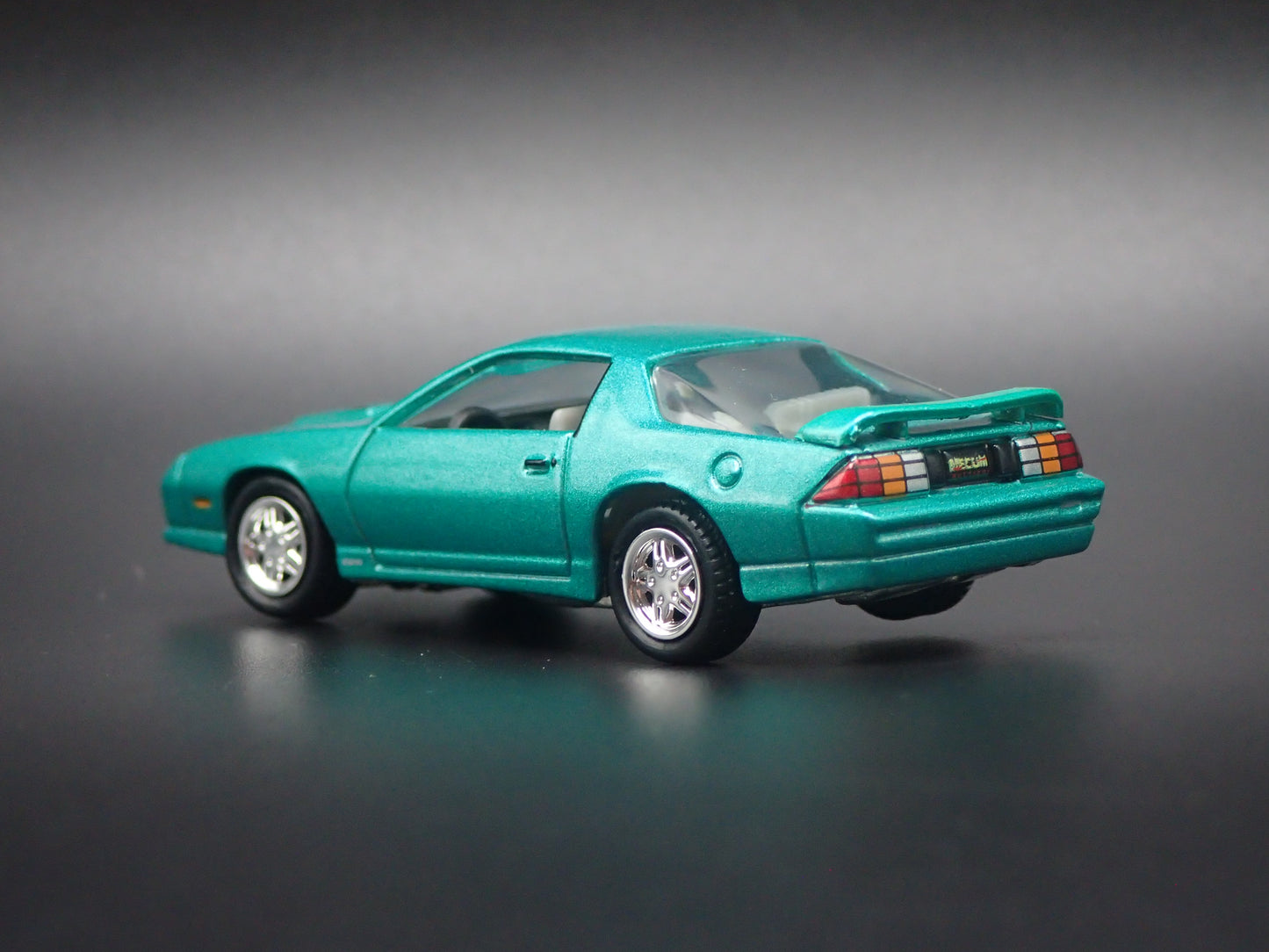 1992 92 CHEVY CHEVROLET CAMARO Z28 GREEN 1/64 SCALE DIORAMA DIECAST MODEL CAR