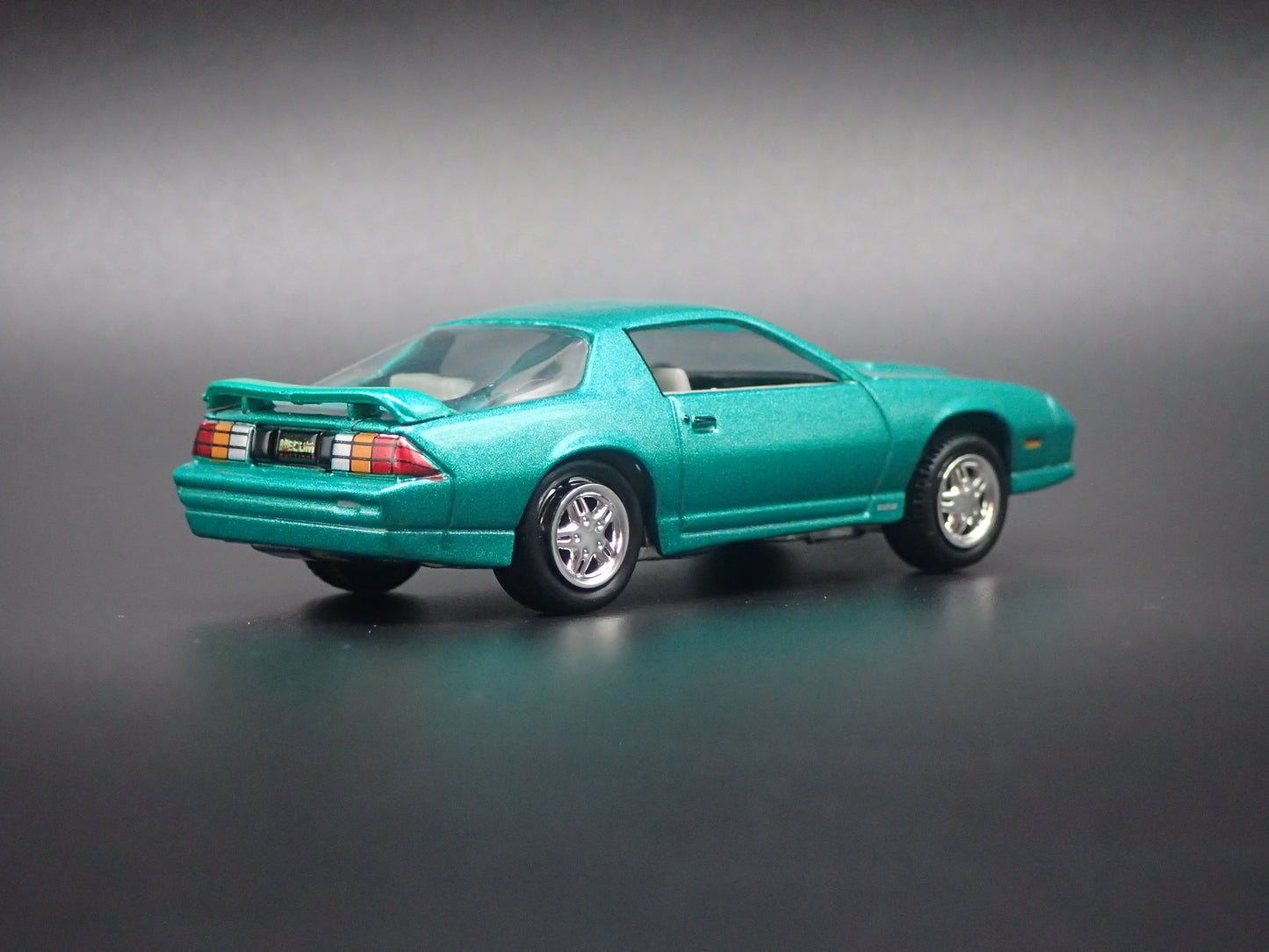 1992 92 CHEVY CHEVROLET CAMARO Z28 GREEN 1/64 SCALE DIORAMA DIECAST MODEL CAR