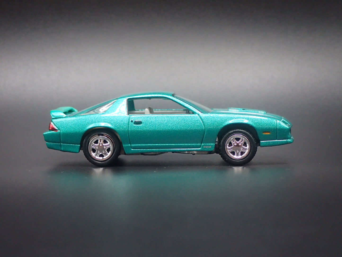 1992 92 CHEVY CHEVROLET CAMARO Z28 GREEN 1/64 SCALE DIORAMA DIECAST MODEL CAR