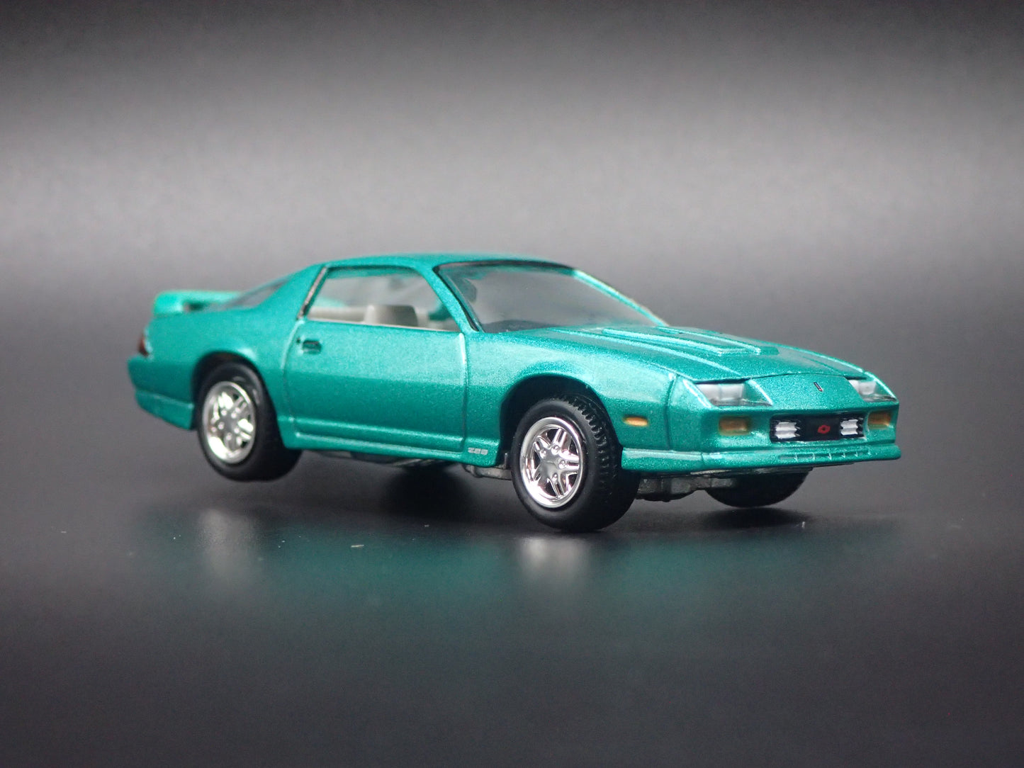 1992 92 CHEVY CHEVROLET CAMARO Z28 GREEN 1/64 SCALE DIORAMA DIECAST MODEL CAR