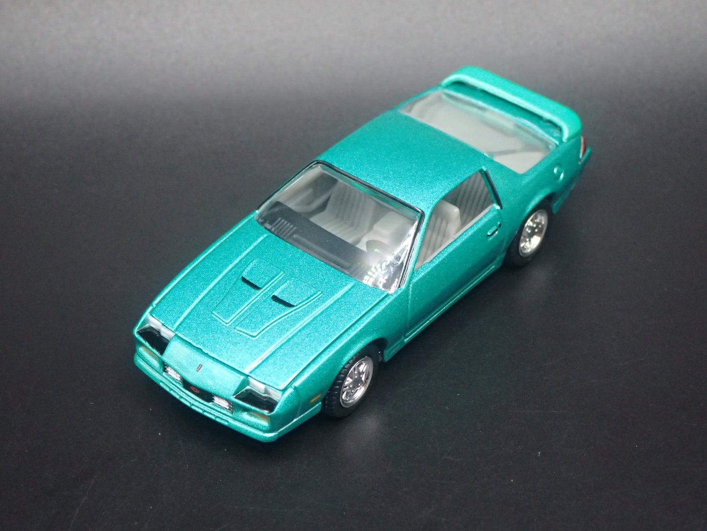 1992 92 CHEVY CHEVROLET CAMARO Z28 GREEN 1/64 SCALE DIORAMA DIECAST MODEL CAR