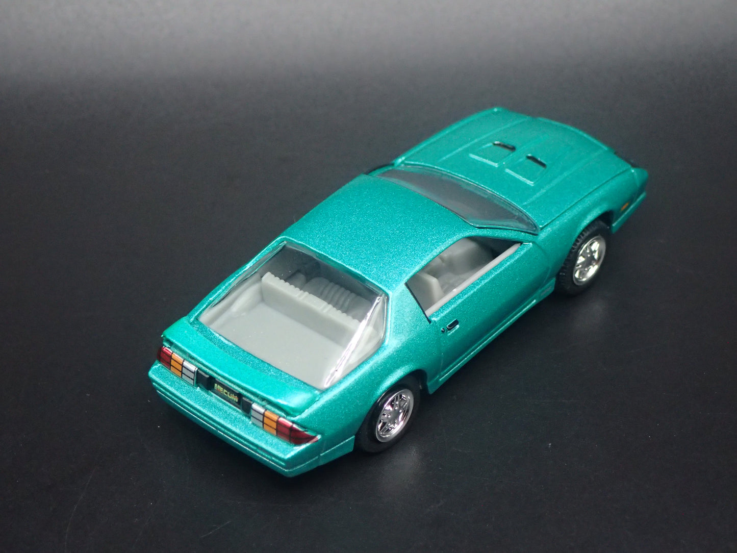 1992 92 CHEVY CHEVROLET CAMARO Z28 GREEN 1/64 SCALE DIORAMA DIECAST MODEL CAR