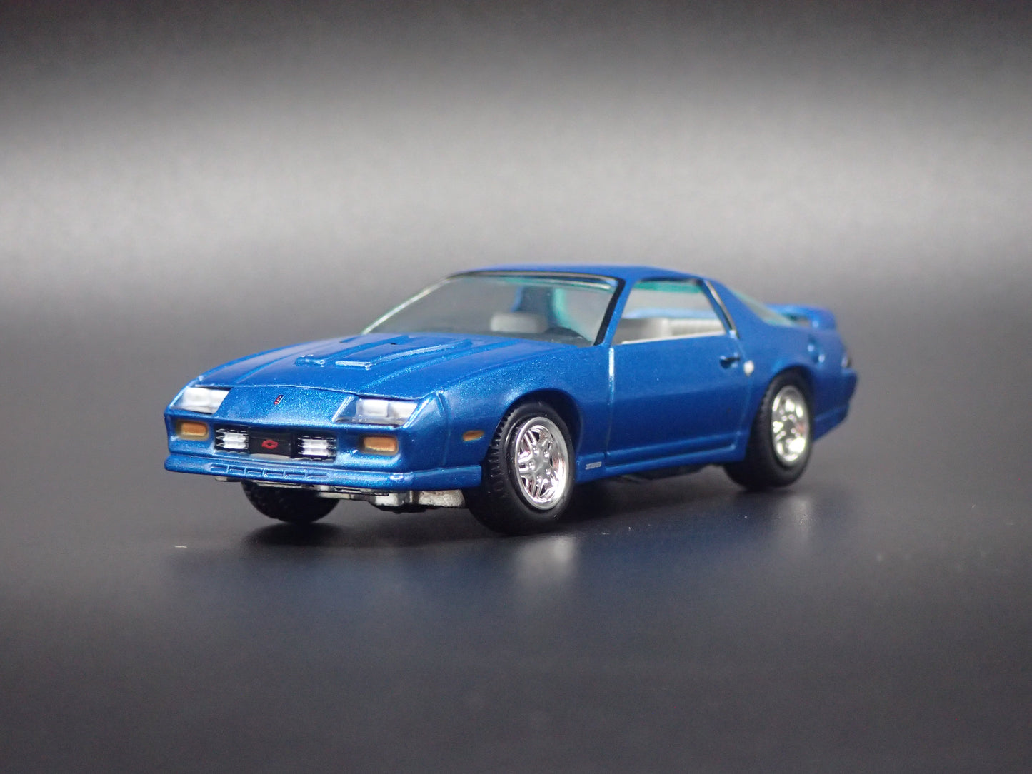 1992 92 CHEVY CHEVROLET CAMARO Z28 BLUE 1/64 SCALE DIORAMA DIECAST MODEL CAR