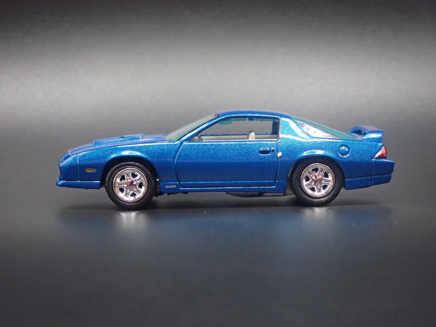 1992 92 CHEVY CHEVROLET CAMARO Z28 BLUE 1/64 SCALE DIORAMA DIECAST MODEL CAR