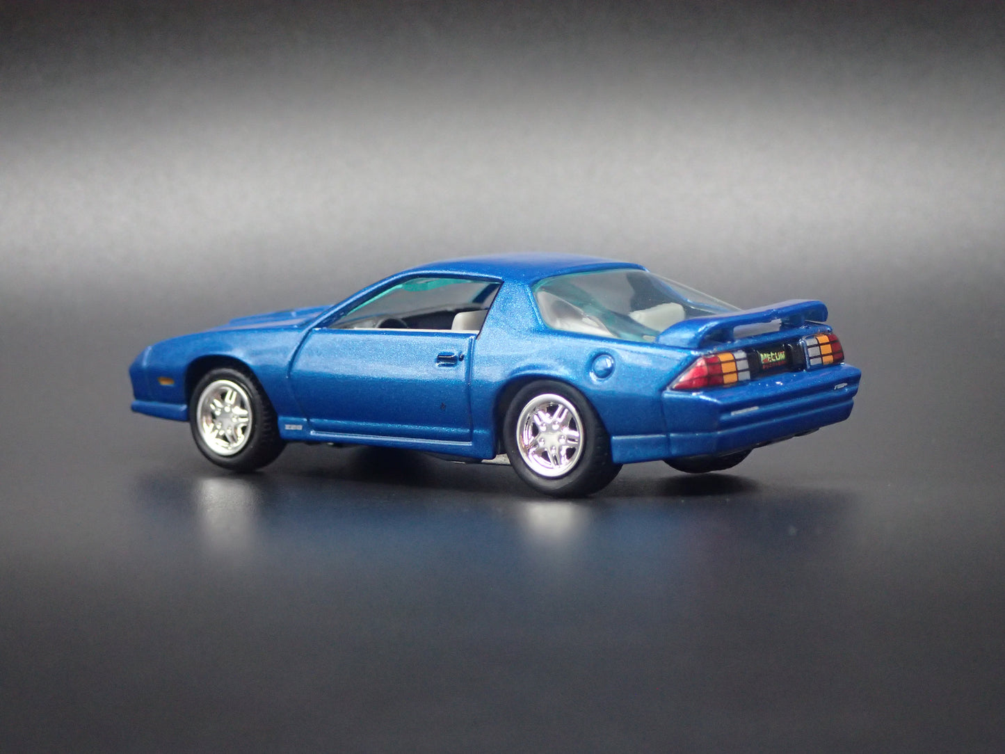 1992 92 CHEVY CHEVROLET CAMARO Z28 BLUE 1/64 SCALE DIORAMA DIECAST MODEL CAR