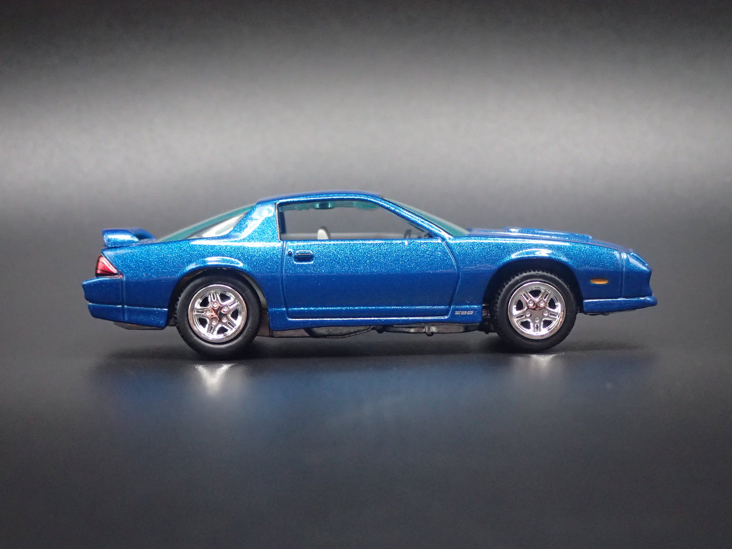 1992 92 CHEVY CHEVROLET CAMARO Z28 BLUE 1/64 SCALE DIORAMA DIECAST MODEL CAR