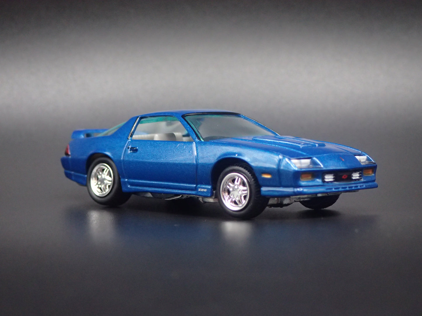 1992 92 CHEVY CHEVROLET CAMARO Z28 BLUE 1/64 SCALE DIORAMA DIECAST MODEL CAR