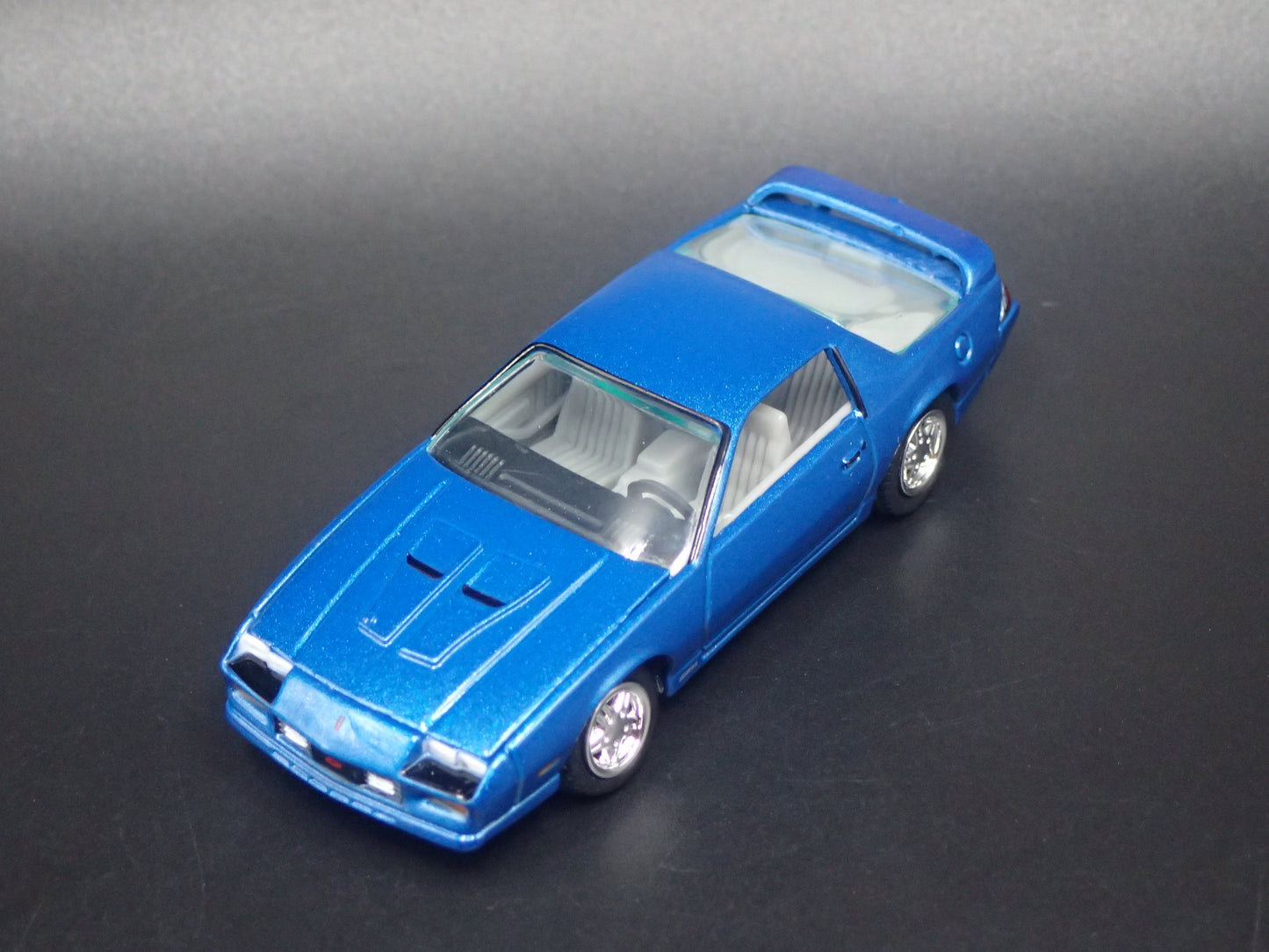1992 92 CHEVY CHEVROLET CAMARO Z28 BLUE 1/64 SCALE DIORAMA DIECAST MODEL CAR