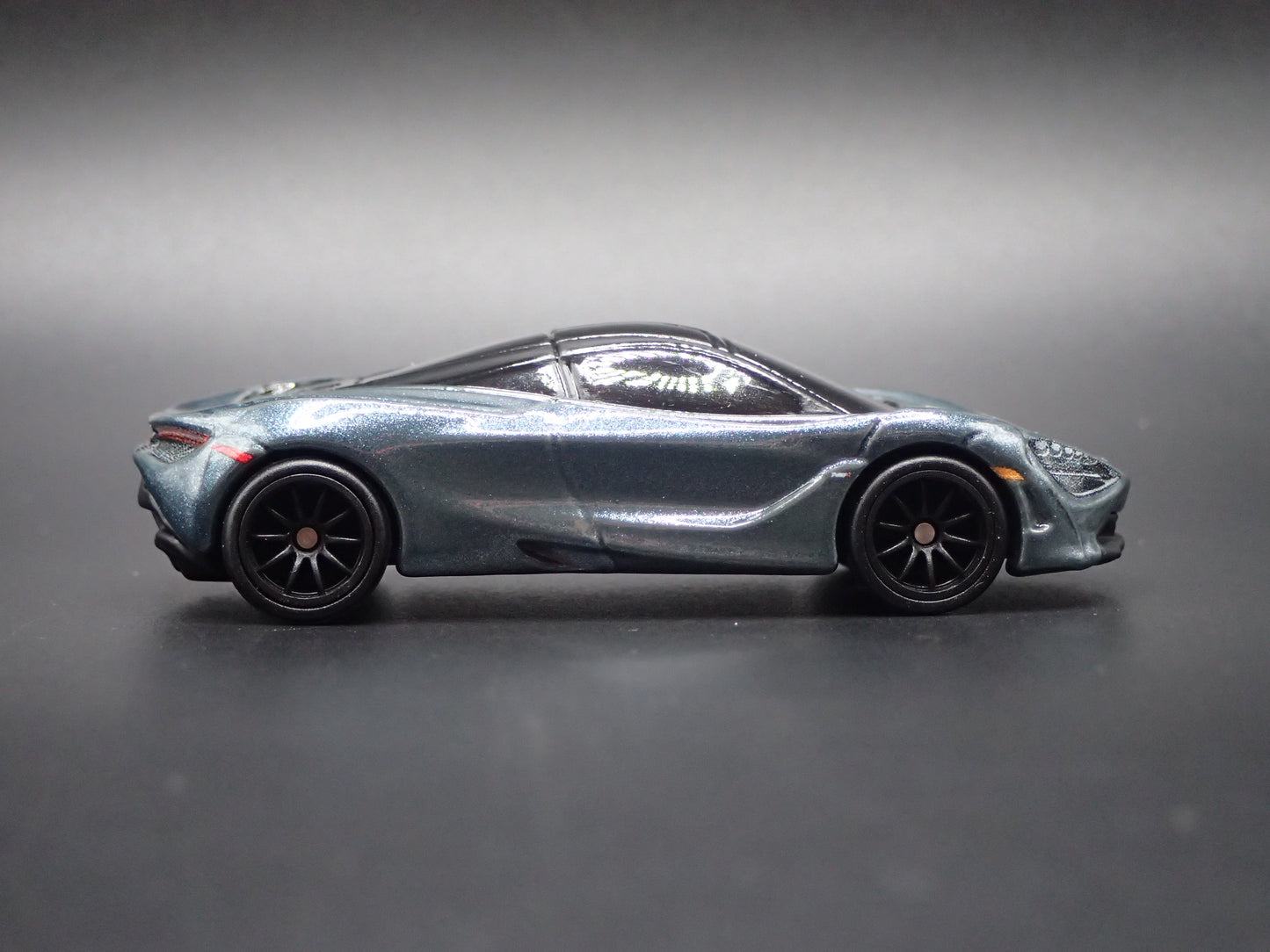 2017-2023 MCLAREN 720S SUPER CAR GRAY 1:64 SCALE DIORAMA DIECAST MODEL CAR