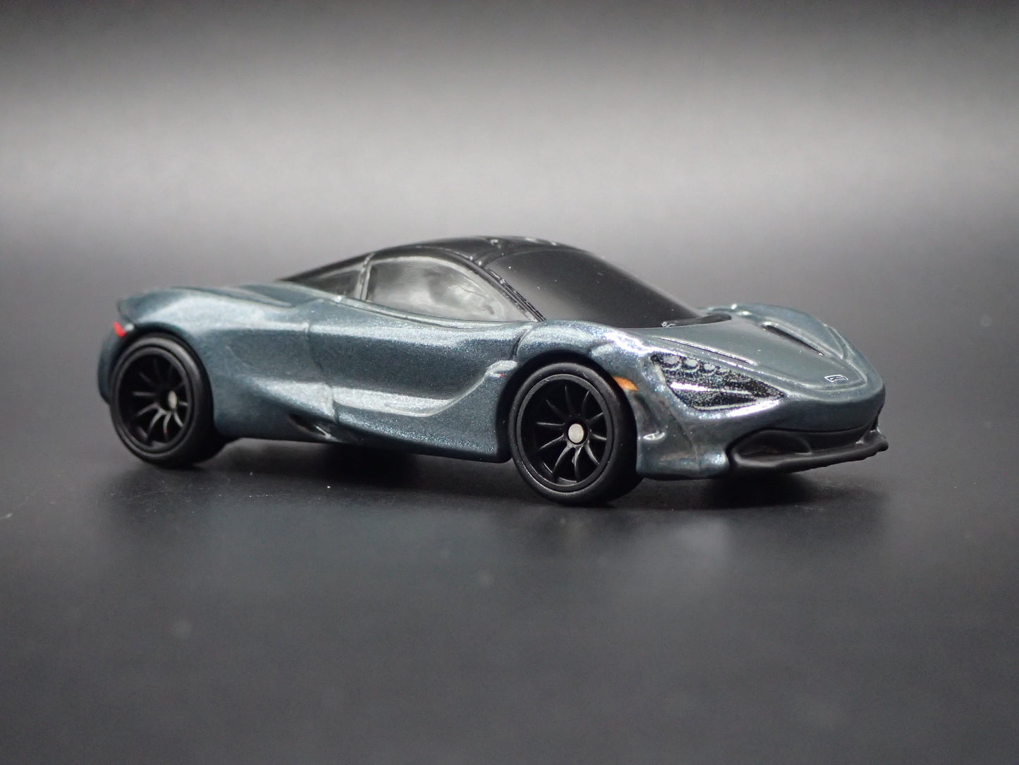 2017-2023 MCLAREN 720S SUPER CAR GRAY 1:64 SCALE DIORAMA DIECAST MODEL CAR