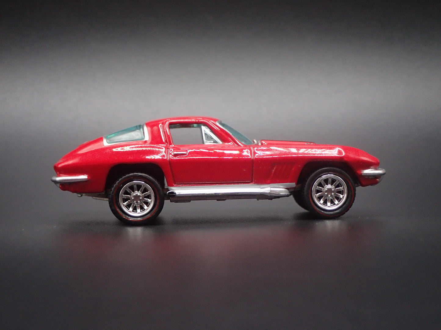 1967 67 CHEVY CHEVROLET CORVETTE 427 RED 1:64 SCALE DIORAMA DIECAST MODEL CAR
