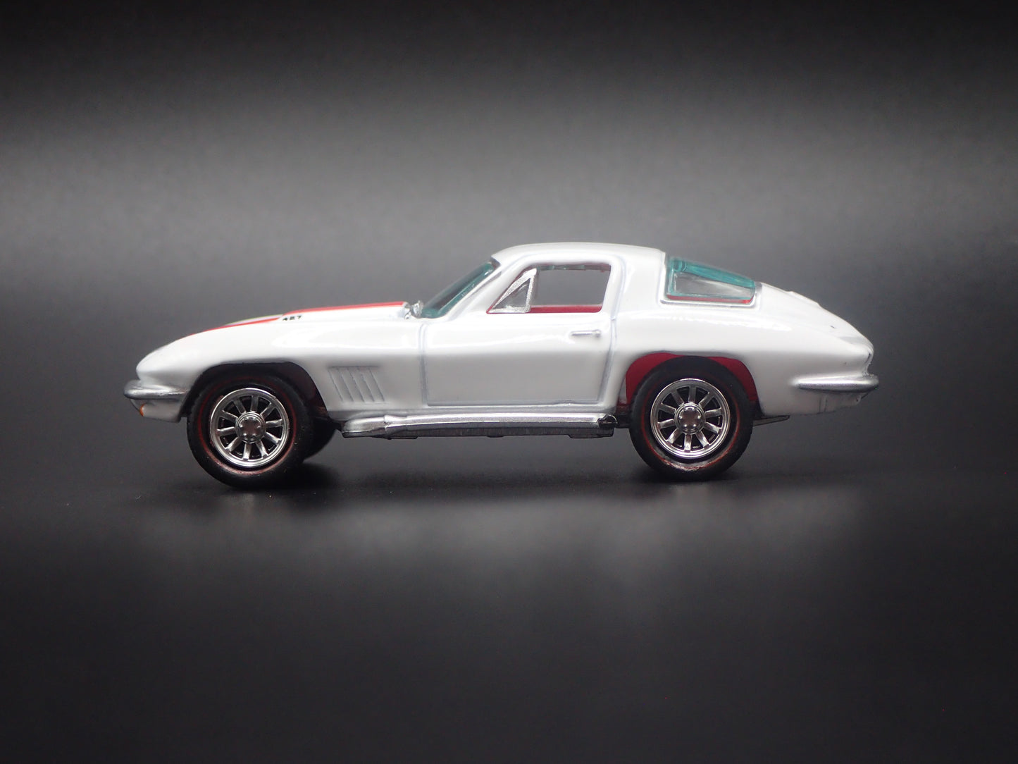 1967 67 CHEVY CHEVROLET CORVETTE 427 WHITE 1:64 SCALE DIORAMA DIECAST MODEL CAR