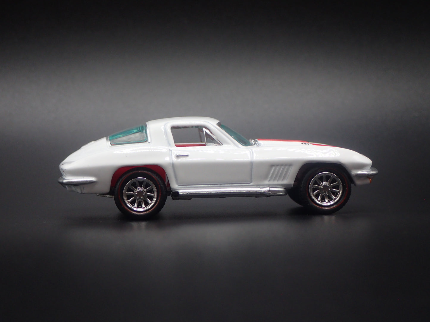 1967 67 CHEVY CHEVROLET CORVETTE 427 WHITE 1:64 SCALE DIORAMA DIECAST MODEL CAR