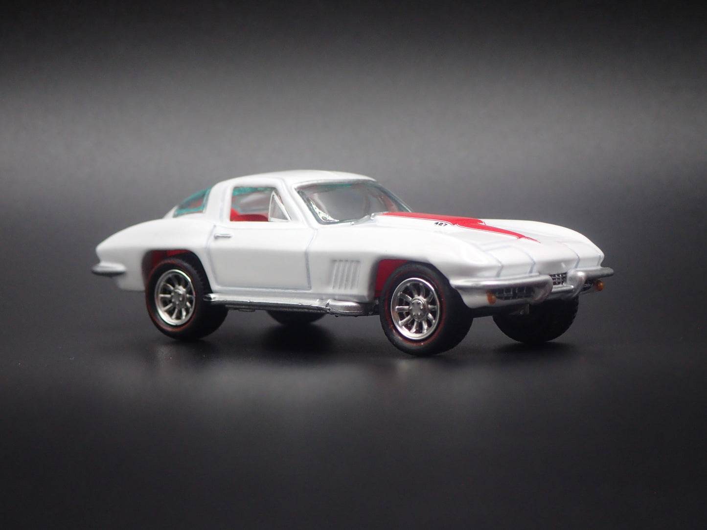 1967 67 CHEVY CHEVROLET CORVETTE 427 WHITE 1:64 SCALE DIORAMA DIECAST MODEL CAR