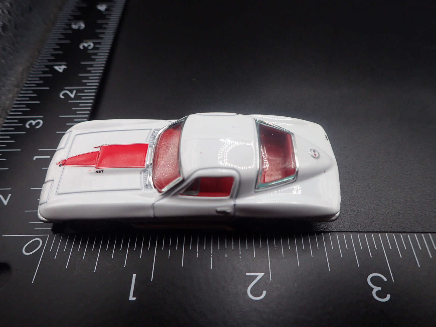 1967 67 CHEVY CHEVROLET CORVETTE 427 WHITE 1:64 SCALE DIORAMA DIECAST MODEL CAR