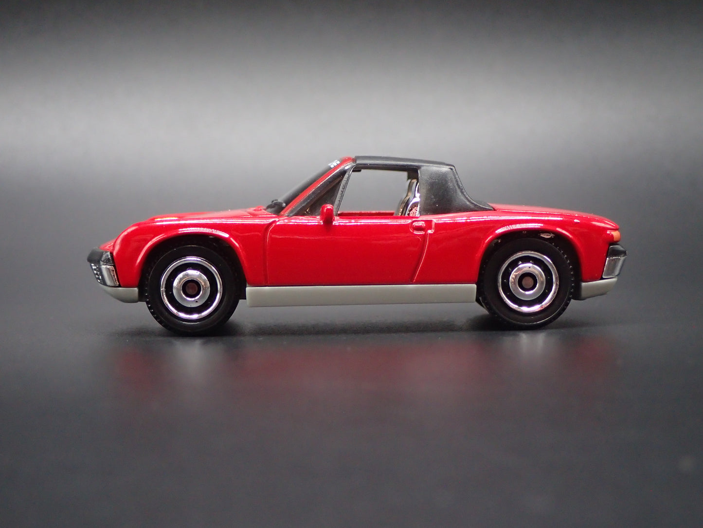 1969-1976 PORSCHE 914 RED 1:64 SCALE COLLECTIBLE DIORAMA DIECAST MODEL CAR