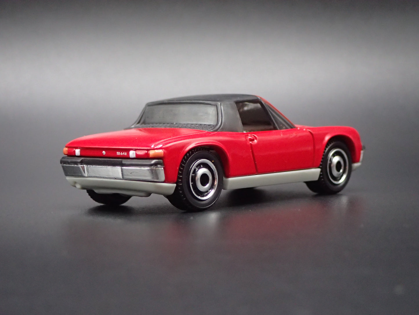 1969-1976 PORSCHE 914 RED 1:64 SCALE COLLECTIBLE DIORAMA DIECAST MODEL CAR