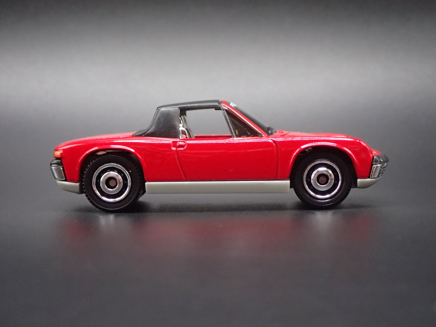 1969-1976 PORSCHE 914 RED 1:64 SCALE COLLECTIBLE DIORAMA DIECAST MODEL CAR