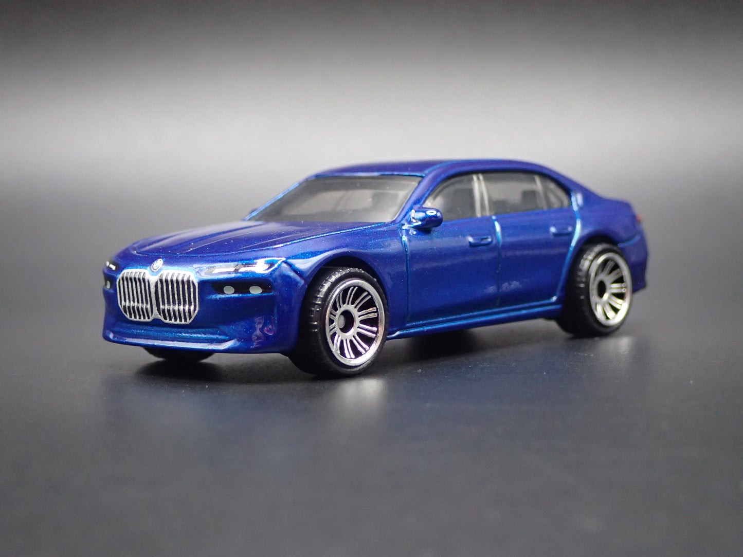 2022-2026 BMW 7 SERIES G70 BLUE 1:64 SCALE COLLECTIBLE DIORAMA DIECAST MODEL CAR