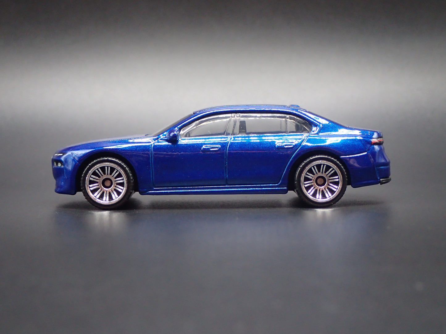 2022-2026 BMW 7 SERIES G70 BLUE 1:64 SCALE COLLECTIBLE DIORAMA DIECAST MODEL CAR