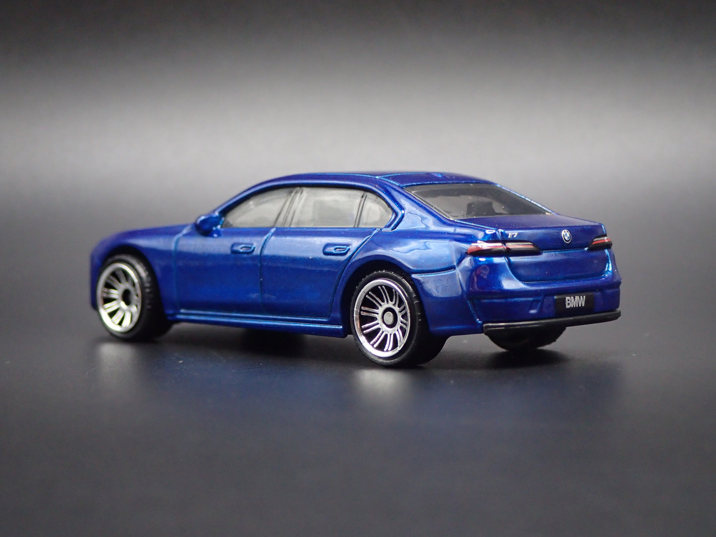 2022-2026 BMW 7 SERIES G70 BLUE 1:64 SCALE COLLECTIBLE DIORAMA DIECAST MODEL CAR
