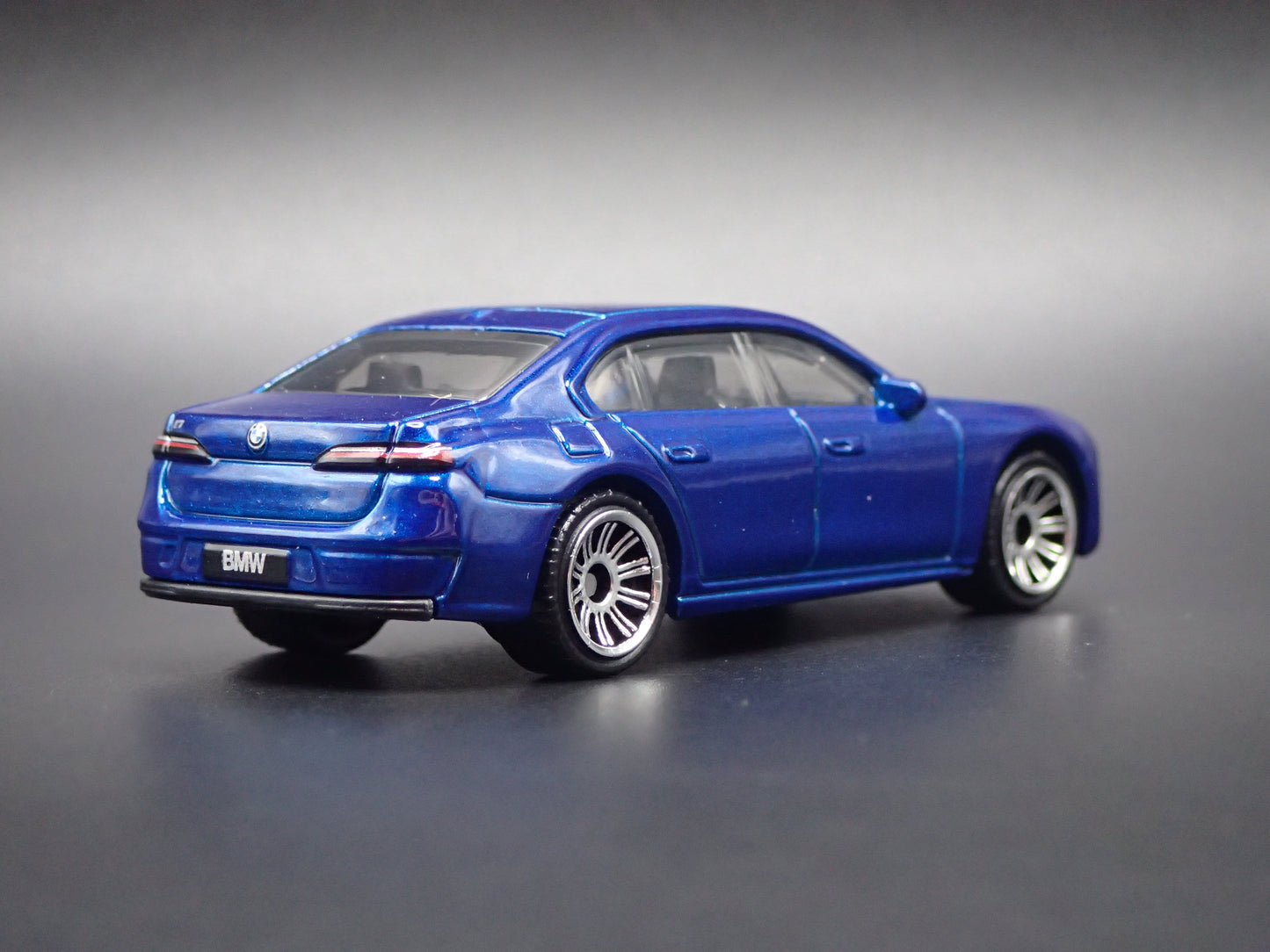 2022-2026 BMW 7 SERIES G70 BLUE 1:64 SCALE COLLECTIBLE DIORAMA DIECAST MODEL CAR