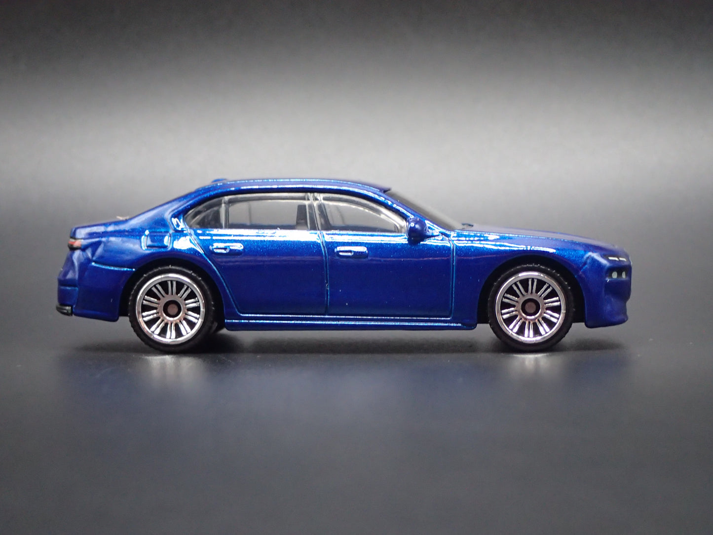 2022-2026 BMW 7 SERIES G70 BLUE 1:64 SCALE COLLECTIBLE DIORAMA DIECAST MODEL CAR