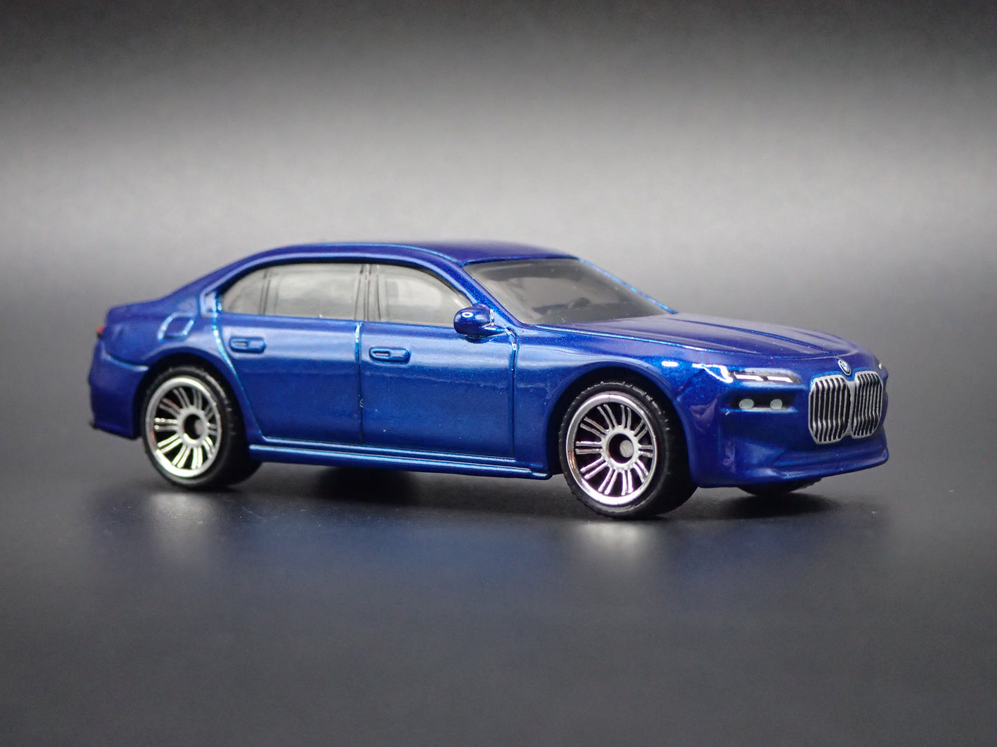 2022-2026 BMW 7 SERIES G70 BLUE 1:64 SCALE COLLECTIBLE DIORAMA DIECAST MODEL CAR