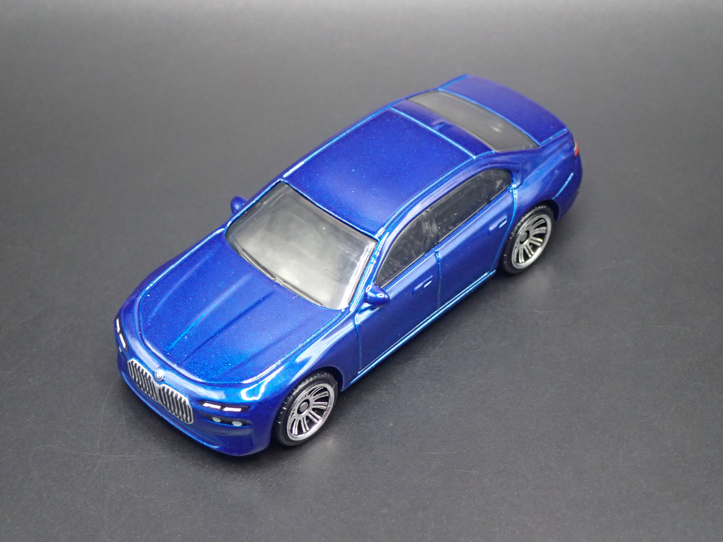 2022-2026 BMW 7 SERIES G70 BLUE 1:64 SCALE COLLECTIBLE DIORAMA DIECAST MODEL CAR